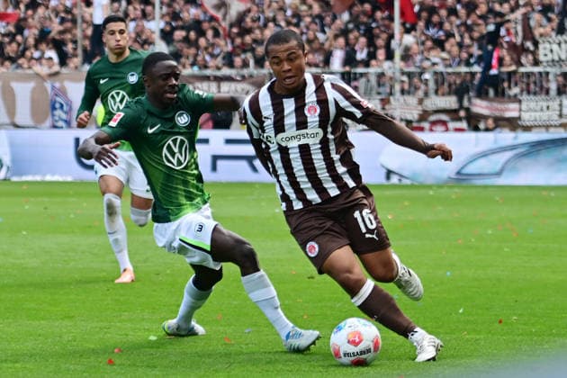 GER; 1. FBL, FC St. Pauli vs VfL Wolfsburg 16.05.2026, GER; 1. FBL, FC St. Pauli vs VfL Wolfsburg im Bild Joel Chima Fujita (Pauli 25_26 16) versucht sich gegen Sael Kumbedi (Wolfsburg 26) durchzusetzen