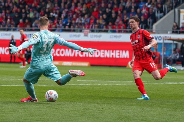 Torwart Daniel Batz 33 (1. FSV Mainz 05) schlaegt einenn Ball vor Budu Zivzivadze 12 (1FC Heidenheim 1846) ab, 1. FC Heidenheim vs. 1. FSV Mainz 05, Fussball, Maenner, Bundesliga, DFL, Saison 2025 2026, 34. Spieltag, Rueckrunde, 16.05.2026 DFB regulations prohibit any use of photographs as image sequences and or quasi-video Heidenheim Baden-Wuerttemberg Deutschland