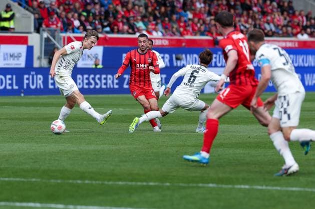 Arijon Ibrahimovic 22 (1FC Heidenheim 1846) in Aktion gegen Kacper Potulski 48 (1. FSV Mainz 05), 1. FC Heidenheim vs. 1. FSV Mainz 05, Fussball, Maenner, Bundesliga, DFL, Saison 2025 2026, 34. Spieltag, Rueckrunde, 16.05.2026 DFB regulations prohibit any use of photographs as image sequences and or quasi-video Heidenheim Baden-Wuerttemberg Deutschland
