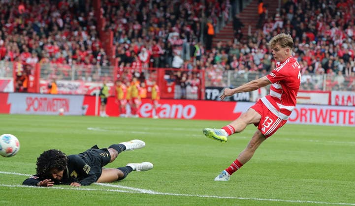 Andras Schäfer erzielt das Tor zum 3:0 Zweikampf Spielszene Aktion Fußball Fussball Bundesliga Herren DFL 34.Spieltag Saison 2025 2026 16.05.2026 1.FC Union Berlin FCU vs. FC Augsburg FCA DFL regulations prohibit any use of photographs as image sequences and or quasi-video.