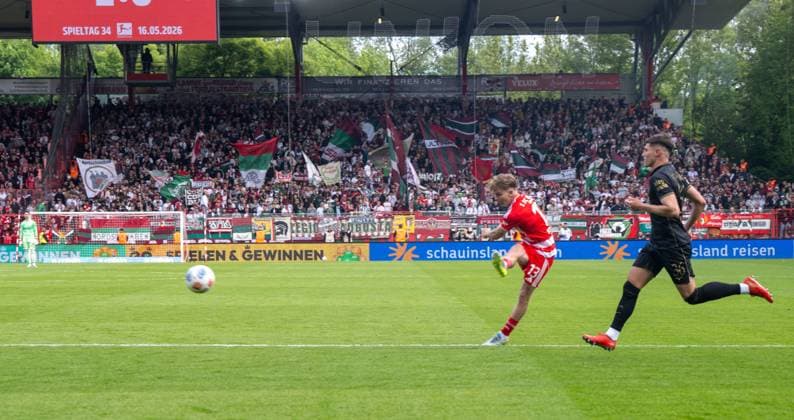 Fußball, Herren, Saison 2025 2026, 1. Bundesliga (34. Spieltag), 1. FC Union Berlin - FC Augsburg, v. l. Andras Schäfer (1. FC Union) erzielt das Tor zum 3:0, Mert Kömür (Augsburg), 16.05. 2026, Copyright: xMatthiasxKochx