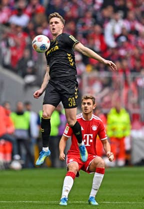 RECORD DATE NOT STATED 16.05.2026, Fussball Bundesliga 2025 2026, 34.Spieltag, FC Bayern München - 1.FC Köln, in der Allianz-Arena München, v.l. Marius Bülter (1.FC Köln) gegen Josip Stanisic (Bayern München)