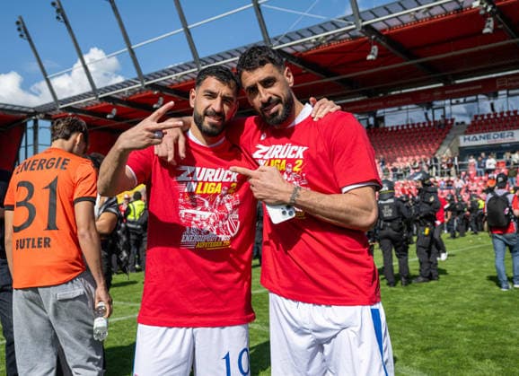 Fussball, Herren, Saison 2025 2026, 3. Liga (38. Spieltag), SSV Jahn Regensburg - FC Energie Cottbus, v.l. Tolcay Cigerci (Energie Cottbus), Tolga Cigerci (Energie Cottbus), Jubel nach Abpfiff, 16.05. 2026, Copyright: xSebastianxRäppold MatthiasxKochx