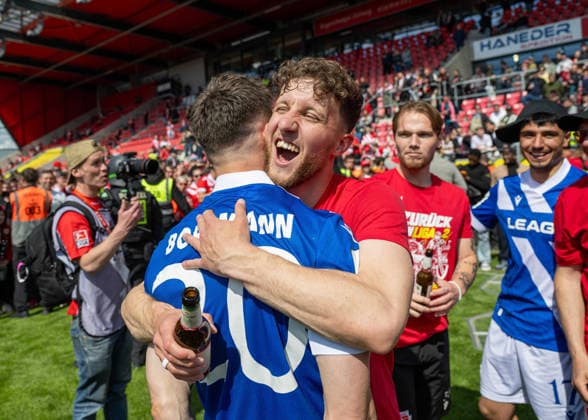 Fussball, Herren, Saison 2025 2026, 3. Liga (38. Spieltag), SSV Jahn Regensburg - FC Energie Cottbus, v.l. Axel Borgmann (Energie Cottbus), Tim Campulka (Energie Cottbus), Jubel nach Abpfiff, 16.05. 2026, Copyright: xSebastianxRäppold MatthiasxKochx
