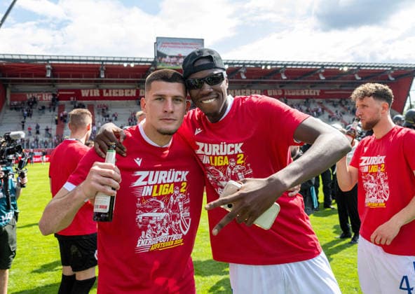 Fussball, Herren, Saison 2025 2026, 3. Liga (38. Spieltag), SSV Jahn Regensburg - FC Energie Cottbus, v.l. Mladen Cvjetinovic (Energie Cottbus), King Manu (Energie Cottbus), Jubel nach Abpfiff, 16.05. 2026, Copyright: xSebastianxRäppold MatthiasxKochx