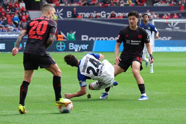 v.l. Alejandro Grimaldo (Bayer Leverkusen, 20), Nicolas Capaldo (Hamburger SV 24), Ibrahim Maza (Bayer Leverkusen, 30) GER, Bayer 04 Leverkusen vs. Hamburger SV, Fussball, 1. Bundesliga , 34. Spieltag, Spielzeit 2025 2026, 16.05.2026 (DFL DFB REGULATIONS PROHIBIT ANY USE OF PHOTOGRAPHS as IMAGE SEQUENCES and or QUASI-VIDEO). GER, Bayer 04 Leverkusen vs. Hamburger SV, Fussball, 1. Bundesliga , 34. Spieltag, Spielzeit 2025 2026, 16.05.2026 Leverkusen Copyright: xEibner-Pressefotox xThomasxStoeckerx EP_TSR