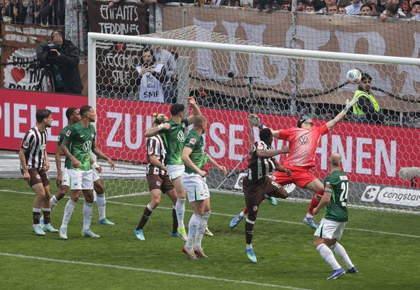 Hier erzielt Abdoulie Ceesay (FC St. Pauli) das Tor zum 1-1 Fussball, 1.BL, Saison 2025 2026, Herren, FC St.Pauli gegen VfL Wolfsburg, 34.Spieltag DFL REGULATIONS PROHIBIT ANY USE OF PHOTOGRAPHS AS IMAGE SEQUENCES AND OR QUASI-VIDEO.