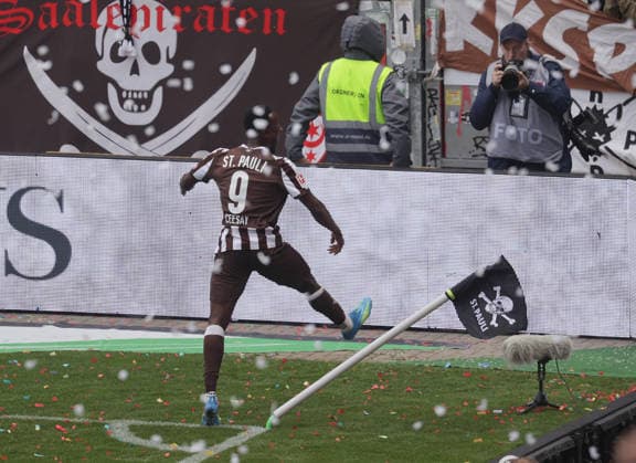 1-1 durch Abdoulie Ceesay (FC St. Pauli) Fussball, 1.BL, Saison 2025 2026, Herren, FC St.Pauli gegen VfL Wolfsburg, 34.Spieltag DFL REGULATIONS PROHIBIT ANY USE OF PHOTOGRAPHS AS IMAGE SEQUENCES AND OR QUASI-VIDEO.