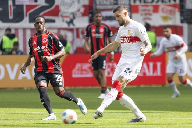 1. Fussball Bundesliga: Eintracht Frankfurt - VfB Stuttgart, 16.05.2026 Jeff Chabot (VfB Stuttgart 24) spielt de nball vor Arnaud Kalimuendo (Eintracht Frankfurt 25), Eintracht Frankfurt - VfB Stuttgart, Frankfurt, Deutsche Bank Park, 16.5.2026 Copyright: xBEAUTIFULxSPORTS Gawlikx