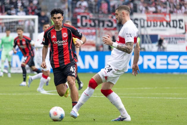 1. Fussball Bundesliga: Eintracht Frankfurt - VfB Stuttgart, 16.05.2026 Jeff Chabot (VfB Stuttgart 24) spielt den Ball vorCan Uzun (Eintracht Frankfurt 42), Eintracht Frankfurt - VfB Stuttgart, Frankfurt, Deutsche Bank Park, 16.5.2026 Copyright: xBEAUTIFULxSPORTS Gawlikx