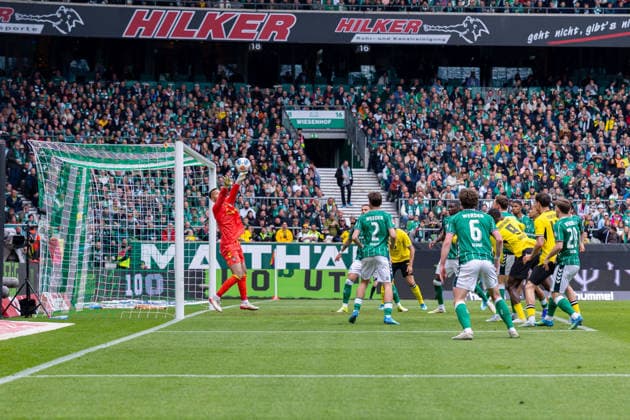 16.05.2026, 34. Spieltag in der 1. Fussball Bundesliga, SV Werder Bremen - Borussia Dortmund. v. l. Torwart Mio Backhaus (SV Werder Bremen) pariert den Kopfball von Serhou Guirassy (Borussia Dortmund). Bremen Weserstadion Bremen Deutschland xRHR-FOTO DEx Copyright: DennisxEwert RHR-FOTOx RHR-FOTO DE