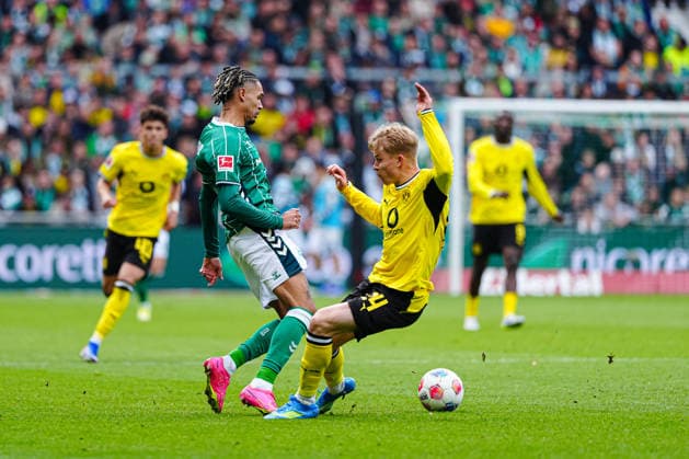 Justin Njinmah (SV Werder Bremen, 11), Daniel Svensson (Borussia Dortmund, 24) GER, SV Werder Bremen vs. Borussia Dortmund, Fussball, Bundesliga, Spieltag 30, Spielzeit 2025 2026, 16.05.2026 DFL REGULATIONS PROHIBIT ANY USE OF PHOTOGRAPHS AS IMAGE SEQUENCES AND OR QUASI-VIDEO GER, SV Werder Bremen vs. Borussia Dortmund, Fussball, Bundesliga, Spieltag 30, Spielzeit 2025 2026, 16.05.2026 Bremen Copyright: xEibner-Pressefoto MarcelxvonxFehrnx EP_MFN