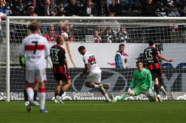 Fußball 1. Bundesliga - Eintracht Frankfurt - VfB Stuttgart am 16.05.2026 im Deutsche Bank Park in Frankfurt Nikolas Nartey (Stuttgart 28) erzielt gegen Torwart Michael Zetterer (Frankfurt 23) da Tor zum 0 zu 2