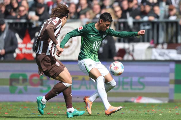 Fußball 1. Bundesliga 34. Spieltag FC St. Pauli - VfL Wolfsburg am 16.05.2026 im Millerntor-Stadion in Hamburg Tomoya Ando ( St. Pauli ), links - Adam Daghim ( Wolfsburg ), rechts DFL regulations prohibit any use of photographs as image sequences and or quasi-video.