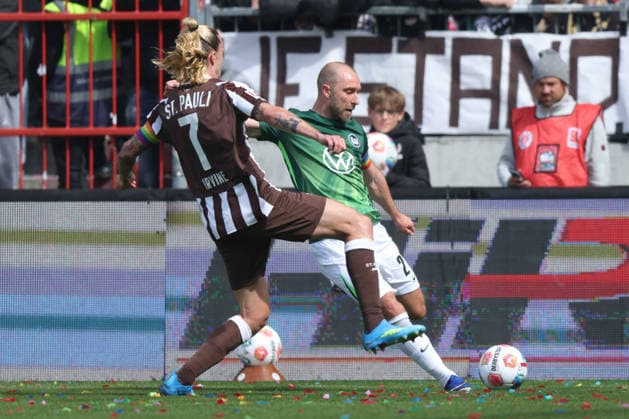 Fußball 1. Bundesliga 34. Spieltag FC St. Pauli - VfL Wolfsburg am 16.05.2026 im Millerntor-Stadion in Hamburg Jackson Irvine ( St. Pauli ), vorne - Christian Eriksen ( Wolfsburg ), hinten DFL regulations prohibit any use of photographs as image sequences and or quasi-video.