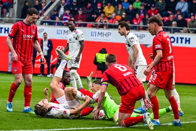 GER, 1. FBL, 1. FC Heidenheim vs 1. FSV Mainz 05 16.05.2026, Voith-Arena, Heidenheim, GER, 1. FBL, 1. FC Heidenheim vs 1. FSV Mainz 05, im Bild Frank Feller (Heidenheim, 40) wirft sich im letzten Moment auf den Ball