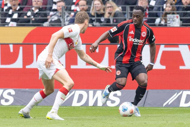 1. Fussball Bundesliga: Eintracht Frankfurt - VfB Stuttgart, 16.05.2026 Arnaud Kalimuendo (Eintracht Frankfurt 25) & Ramon Hendriks (VfB Stuttgart 3) im Kampf um den Ball, Eintracht Frankfurt - VfB Stuttgart, Frankfurt, Deutsche Bank Park, 16.5.2026 Copyright: xBEAUTIFULxSPORTS Gawlikx