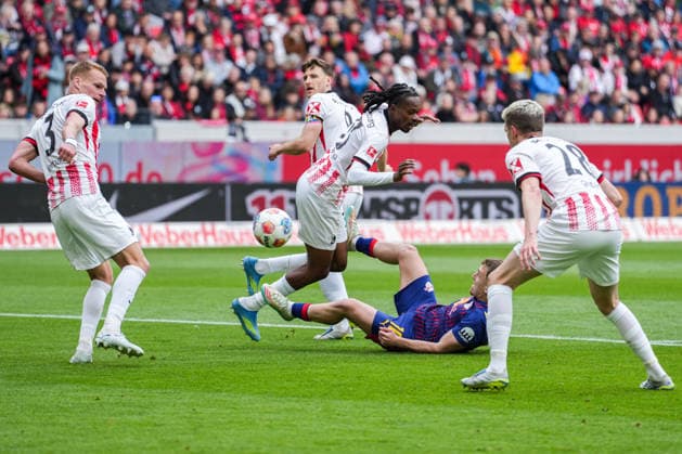 1. Bundesliga: SC Freiburg vs RB Leipzig, 16.05.2026 Kampf um den Ball zwischen Jordy Makengo (SC Freiburg, 33) und Brajan Gruda (RB Leipzig, 10) 1. Bundesliga: SC Freiburg vs RB Leipzig, Europa-Park-Stadion, 16.05.2026 DFB DFL REGULATIONS PROHIBIT ANY USE OF PHOTOGRAPHS AS IMAGE SEQUENCES AND OR QUASI-VIDEO. Copyright: xBEAUTIFULxSPORTS Boscox