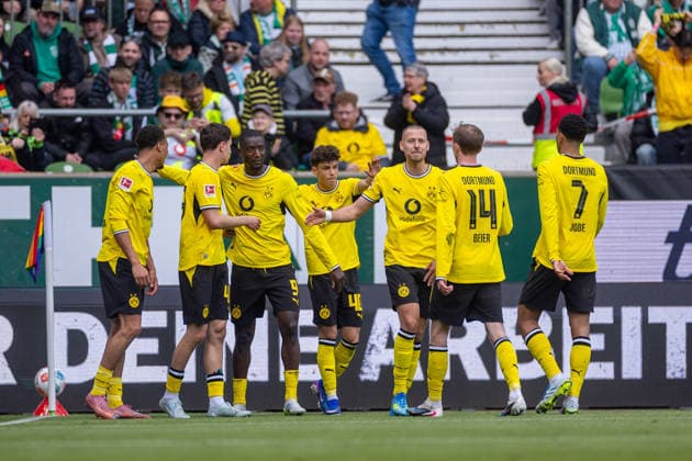 16.05.2026, 34. Spieltag in der 1. Fussball Bundesliga, SV Werder Bremen - Borussia Dortmund. Die Spieler des BVB bejubeln das Tor zum 0:1 durch Serhou Guirassy (Borussia Dortmund). Bremen Weserstadion Bremen Deutschland xRHR-FOTO DEx Copyright: DennisxEwert RHR-FOTOx RHR-FOTO DE