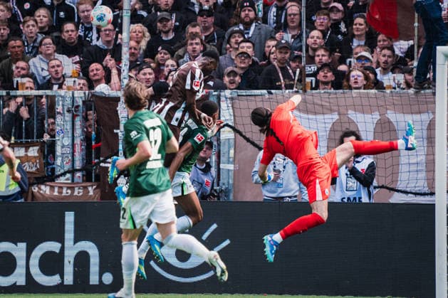 1. Bundesliga: FC St. Pauli vs. VfL Wolfsburg, 16.05.2026 Kamil Grabara (VfL Wolfsburg, 1) rettet den Ball akrobatisch; Fußball, 1. Bundesliga, 34. Spieltag: FC St. Pauli vs. VfL Wolfsburg am 16.05.2026 im Millerntor-Stadion, Hamburg DFL REGULATIONS PROHIBIT ANY USE OF PHOTOGRAPHS AS IMAGE SEQUENCES AND OR QUASI-VIDEO. Copyright: xBEAUTIFULxSPORTS Tonhäuserx