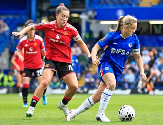 Chelsea Women v Manchester United, ManU Women Barclays Women s Super League Erin Cuthbert of Chelsea Women in possession whilst under pressure from Maya Le Tissier of Manchester United Women during the Barclays Women s Super League match at Stamford Bridge, London 16 05 2026 UK Newspapers OUT Copyright: xNeilxHolmesx FIL-23442-0022