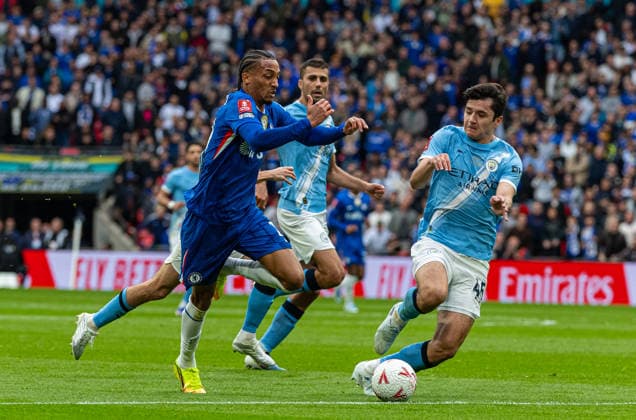 Football - FA Cup - Semi-Final - Chelsea FC v Manchester City FC LONDON, ENGLAND - Saturday, May 16, 2026: Chelsea s Malo Gusto is shoulder charged by Manchester City s Abdukodir Khusanov, put no penalty was awarded, during the FA Cup Final between Chelsea FC and Manchester City FC at Wembley Stadium. (Photo by Ian Stephen Propaganda) LONDON Wembley Stadium GREATER LONDON ENGLAND  Copyright: xDavidxRawcliffex P2026-05-16-FA_Cup_Final-19