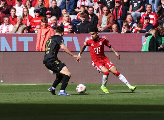 Fussball, Herren, Bundesliga, Saison 2025 2026, FC Bayern München - 1.FC Köln, Allianz Arena Kristoffer Lund (1.FC Köln) (li.) mit Luis Diaz (FC Bayern München) (re.) im Zweikampf um den Ball DFB, DFL regulations prohibit any use of photographs as image sequences and or quasi-video