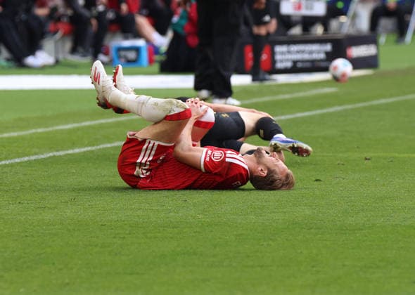 Fussball, Herren, Bundesliga, Saison 2025 2026, FC Bayern München - 1.FC Köln, Allianz Arena Harry Kane (FC Bayern München) liegt auf dem Rücken mit Schmerzen auf dem Platz DFB, DFL regulations prohibit any use of photographs as image sequences and or quasi-video