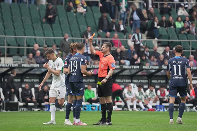 GER, 1.FBL, Borussia Mönchengladbach vs TSG Hoffenheim 16.05.2026, Borussia-Park, Mönchengladbach, GER, 1.FBL, Borussia Mönchengladbach vs TSG Hoffenheim , im Bild Tim Lemperle (Hoffenheim) muss mit gelb-roter Karte vom Platz. DFL regulations prohibit any use of photographs as image sequences and or quasi-video.