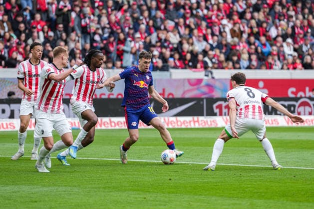 1. Bundesliga: SC Freiburg vs RB Leipzig, 16.05.2026 Kampf um den Ball zwischen Jordy Makengo (SC Freiburg, 33) und Brajan Gruda (RB Leipzig, 10) 1. Bundesliga: SC Freiburg vs RB Leipzig, Europa-Park-Stadion, 16.05.2026 DFB DFL REGULATIONS PROHIBIT ANY USE OF PHOTOGRAPHS AS IMAGE SEQUENCES AND OR QUASI-VIDEO. Copyright: xBEAUTIFULxSPORTS Boscox