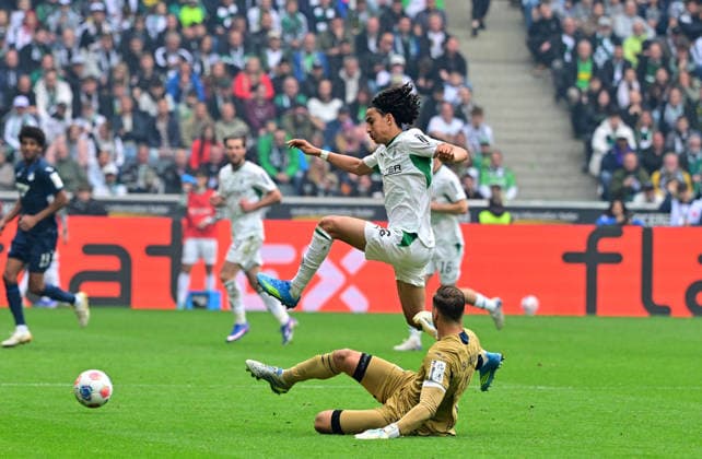 16.05.2026; Moenchengladbach; Fussball, Herren, Saison 2025 2026, Borussia Moenchengladbach vs. TSG 1899 Hoffenheim Torwart Oliver Baumann(Hoffenheim, am Boden) klaert vor Wael Mohya (Gladbach, oben) DFL regulations prohibit any use of photographs as image sequences and or quasi-video. Borussia-Park NRW Deutschland