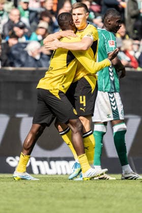Deutschland: Bundesliga 2025 2026 34. Spieltag, SV Werder Bremen vs. Borussia Dortmund Samstag, 16.05.2026 Weserstadion, Bremen Tor zum 0:1 durch Serhou Guirassy (Borussia Dortmund, 9) Jubel Freude Emotionen Torjubel Nico Schlotterbeck (Borussia Dortmund, 4) Copyright: xCelinaxLeiersx