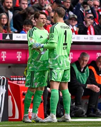 16.05.2026, Fussball Bundesliga 2025 2026, 34.Spieltag, FC Bayern München - 1.FC Köln, in der Allianz-Arena München, Torwart Manuel Neuer (re, FC Bayern München) und Torwart Jonas Urbig (FC Bayern München) bei der Auswechslung bzw. Einwechslung.