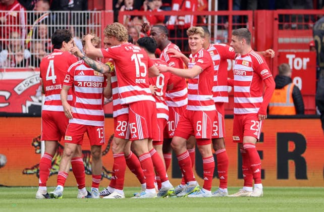 Andrej Ilic jubelt nach Tor zum 1:0 mit Teamkollegen Freude Emotion Jubel Fußball Fussball Bundesliga Herren DFL 34.Spieltag Saison 2025 2026 16.05.2026 1.FC Union Berlin FCU vs. FC Augsburg FCA DFL regulations prohibit any use of photographs as image sequences and or quasi-video.
