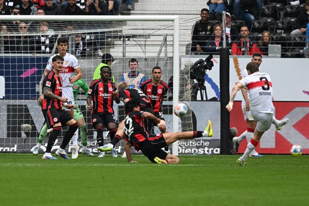 16.05.2026, xsltx, Fussball 1.Bundesliga, Eintracht Frankfurt - VfB Stuttgart v.l. Ramon Hendriks (VfB Stuttgart) Can Uzun (Eintracht Frankfurt) Zweikampf, Aktion, action, battle for the ball (DFL DFB REGULATIONS PROHIBIT ANY USE OF PHOTOGRAPHS as IMAGE SEQUENCES and or QUASI-VIDEO) Frankfurt am Main