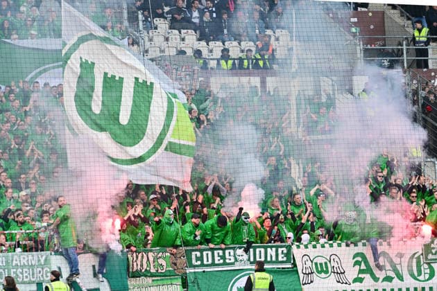 GER; 1. FBL, FC St. Pauli vs VfL Wolfsburg 16.05.2026, GER; 1. FBL, FC St. Pauli vs VfL Wolfsburg im Bild Feature der Fanblock von Wolfsburg zuendet Pyrotechnik