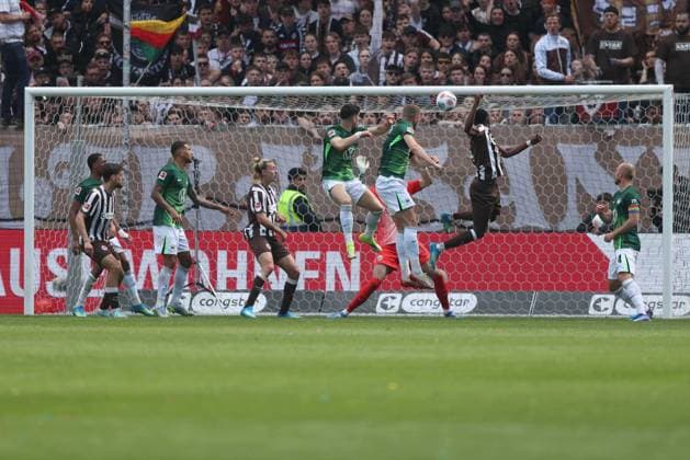 Fußball 1. Bundesliga 34. Spieltag FC St. Pauli - VfL Wolfsburg am 16.05.2026 im Millerntor-Stadion in Hamburg Tor zum 1:1 durch Abdoulie Ceesay ( St. Pauli ) DFL regulations prohibit any use of photographs as image sequences and or quasi-video.