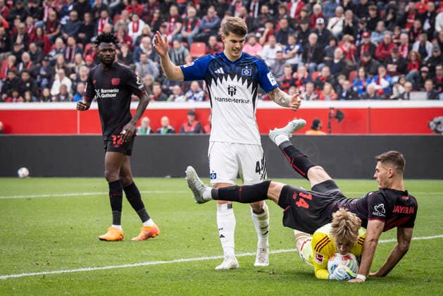 LEVERKUSEN, GERMANY - MAY 16, 2026 : Keeper Sander Tangvik (Hamburger SV, 12) and Patrik Schick (Bayer 04 Leverkusen, 14), and Edmond Tapsoba (Bayer 04 Leverkusen, 12) are viewing the scene during the German Bundesliga match on gameday 34 between Bayer 04 Leverkusen vs. Hamburger SV at BayArena on May 16, 2026 in Leverkusen, Germany. DFL REGULATIONS PROHIBIT ANY USE OF PHOTOGRAPHS AS IMAGE SEQUENCES AND OR QUASI-VIDEO. Northrhine-Westphalia Germany Copyright: xAxelxKohringx