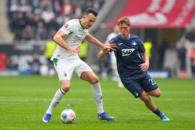 16.05.2026, xydrx, Herren, Fußball, 1.Bundesliga, Borussia Mönchengladbach - TSG 1899 Hoffenheim, Saison 2025 2026, Borussia-Park: Haris Tabakovic (Borussia Mönchengladbach, 15) im Zweikampf gegen Alexander Prass (TSG 1899 Hoffenheim, 22) DFB regulations prohibit any use of photographs as image sequences and or quasi-video. Copyright: HMBxMedia YannisxDreimann