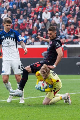 Leverkusen, Deutschland 16. Mai 2026: 1. BL - 2025 2026 - Sp. 34 - Bayer 04 Leverkusen gegen Hamburger SV Im Bild: v. li. im Zweikampf Patrik Schick (LEV) und Torwart Sander Tangvik (HSV) DFL DFB regulations prohibit any use of photographs as image sequences and or quasi-video BayArena Nordrhein Westfalen Copyright: xFotostandx xKruczynskix