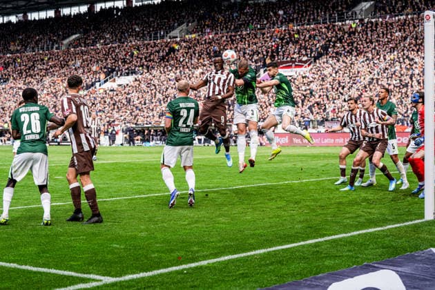 Deutschland: Fußball Bundesliga 2025 26, 34. Spieltag FC St. Pauli vs VfL Wolfsburg Millerntor-Stadion (Hamburg): Das 1:1 Geruch Abdoulie Ceesay (FC St. Pauli, 9), Jubel, Emotion Copyright: xStefanxTrochax