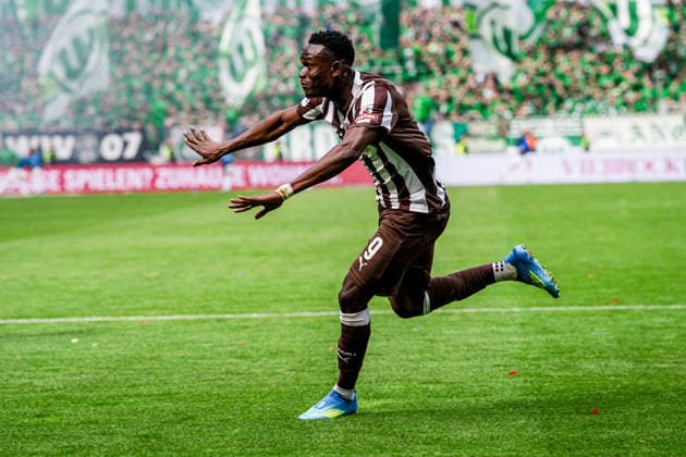 Deutschland: Fußball Bundesliga 2025 26, 34. Spieltag FC St. Pauli vs VfL Wolfsburg Millerntor-Stadion (Hamburg): Das 1:1 Geruch Abdoulie Ceesay (FC St. Pauli, 9), Jubel, Emotion Copyright: xStefanxTrochax