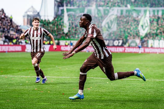 Deutschland: Fußball Bundesliga 2025 26, 34. Spieltag FC St. Pauli vs VfL Wolfsburg Millerntor-Stadion (Hamburg): Das 1:1 Geruch Abdoulie Ceesay (FC St. Pauli, 9), Jubel, Emotion Copyright: xStefanxTrochax
