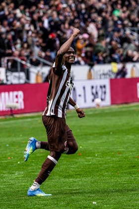 Deutschland: Fußball Bundesliga 2025 26, 34. Spieltag FC St. Pauli vs VfL Wolfsburg Millerntor-Stadion (Hamburg): Das 1:1 Geruch Abdoulie Ceesay (FC St. Pauli, 9), Jubel, Emotion Copyright: xStefanxTrochax