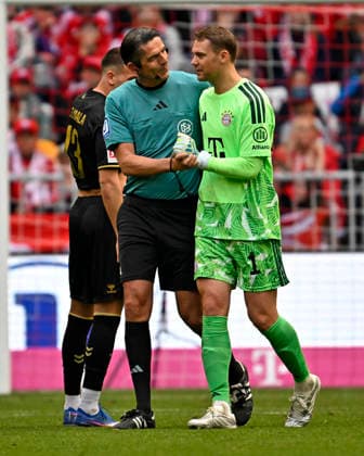 16.05.2026, Fussball Bundesliga 2025 2026, 34.Spieltag, FC Bayern München - 1.FC Köln, in der Allianz-Arena München, Schiedsrichter Deniz Aytekin (Oberasbach) mit Torwart Manuel Neuer (FC Bayern München)