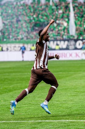 Deutschland: Fußball Bundesliga 2025 26, 34. Spieltag FC St. Pauli vs VfL Wolfsburg Millerntor-Stadion (Hamburg): Das 1:1 Geruch Abdoulie Ceesay (FC St. Pauli, 9), Jubel, Emotion Copyright: xStefanxTrochax