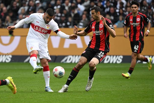 16.05.2026, xjhx, Fussball 1.Bundesliga, Eintracht Frankfurt - VfB Stuttgart v.l. Jeff Chabot (VfB Stuttgart) Ellyes Skhiri (Eintracht Frankfurt) Zweikampf, Aktion, action, battle for the ball (DFL DFB REGULATIONS PROHIBIT ANY USE OF PHOTOGRAPHS as IMAGE SEQUENCES and or QUASI-VIDEO) Frankfurt am Main