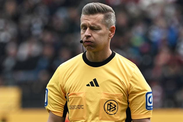 16.05.2026, xjhx, Fussball 1.Bundesliga, Eintracht Frankfurt - VfB Stuttgart v.l. Schiedsrichter Referee Tobias Welz (Wiesbaden) (DFL DFB REGULATIONS PROHIBIT ANY USE OF PHOTOGRAPHS as IMAGE SEQUENCES and or QUASI-VIDEO) Frankfurt am Main