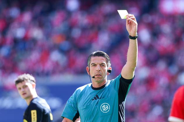 GER; 1. FBL, FC Bayern München vs 1. FC Köln 16.05.2026, Allianz Arena, München, GER; 1. FBL, FC Bayern München vs 1. FC Köln, im Bild picture shows Deniz Aytekin ( Schiedsrichter ) zeigt die gelbe Karte