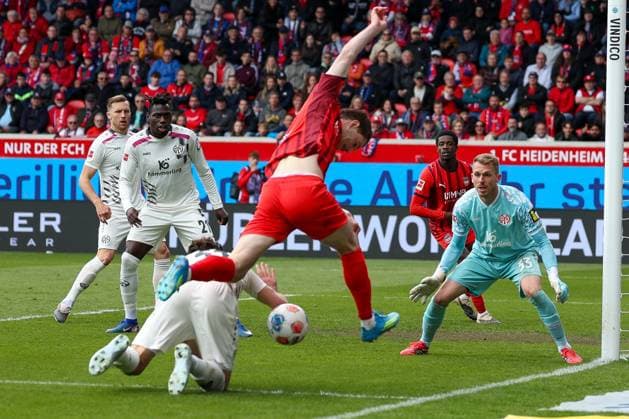 Budu Zivzivadze 12 (1FC Heidenheim 1846) in Aktion gegen Dominik Kohr 31 (1. FSV Mainz 05), 1. FC Heidenheim vs. 1. FSV Mainz 05, Fussball, Maenner, Bundesliga, DFL, Saison 2025 2026, 34. Spieltag, Rueckrunde, 16.05.2026 DFB regulations prohibit any use of photographs as image sequences and or quasi-video Heidenheim Baden-Wuerttemberg Deutschland